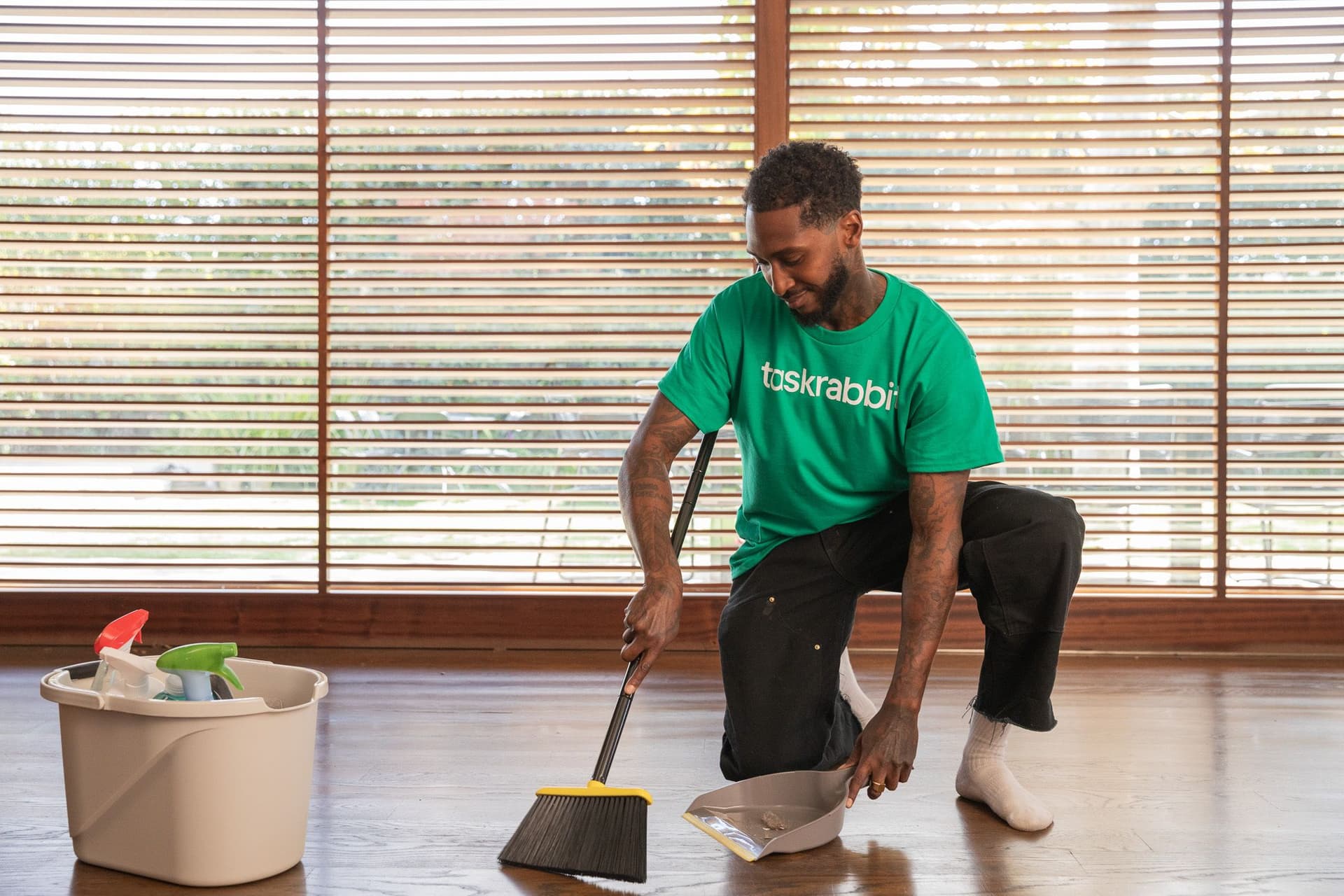 Display ad for Taskrabbit: An employee is cleaning out a space